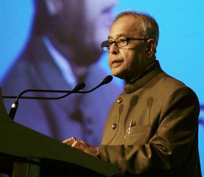 India's Foreign Minister Pranab Mukherjee speaks during a business meeting organised by the Confederation of Indian Industry (CII) in New Delhi March 23, 2009. REUTERS/Vijay Mathur (INDIA POLITICS)