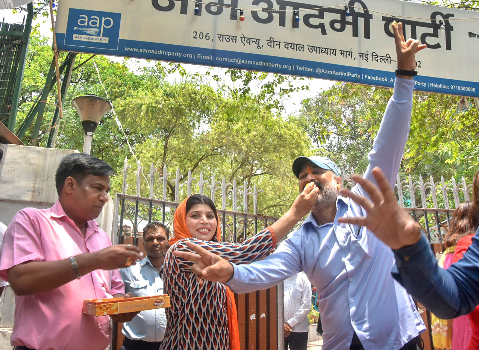 New Delhi: Aam Aadmi Party (AAP) workers celebrate the verdict of Supreme Court on the power tussle between the Delhi government and the Centre decision, outside Party office, in New Delhi on Wednesday, July 04, 2018. (PTI Photo)(PTI7_4_2018_000068B) *** Local Caption ***