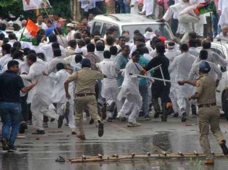 lathicharge-on-congress-workers-in-lucknow-55d1e35b2fce8_exlst