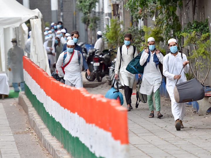 New Delhi: People who showed coronavirus symptoms being taken to various hospitals from Nizamuddin area in New Delhi, Monday, March 30, 2020. The police took around 200 such people to the hospital as they participated in a religious congregation at a mosque, few days back. (PTI Photo/Ravi Choudhary) (PTI30-03-2020_000229B)