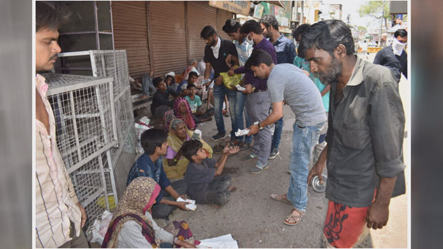 Social-Workers-distributed-Meal-to-Poor-in-Vidisha