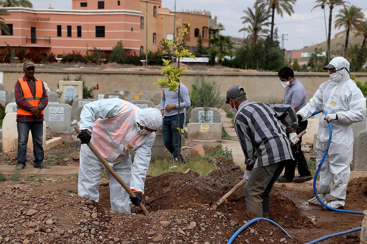 A picture taken on March 25, 2020, shows the burial of a victim of the COVID-19 coronavirus in the Moroccan city of Marrakech. (Photo by - / AFP)