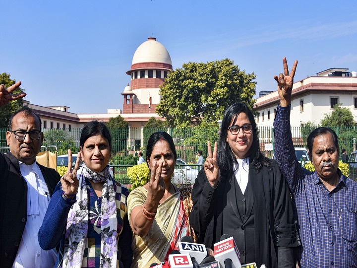 New Delhi: Nirbhaya rape and murder case victim's mother and father flash the victory sigh while speaking to media personnel outside Supreme Court in New Delhi, Monday, March 16, 2020. The SC rejected the plea of Mukesh Singh, one of the four death-row convicts in the 2012 Nirbhaya gang-rape and murder case, seeking restoration of all his legal remedies alleging that his earlier lawyers misled him. (PTI Photo)(PTI16-03-2020_000103B)