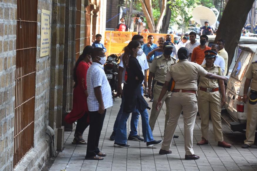 Final_rhea-chakraborty-arrested-photos-11